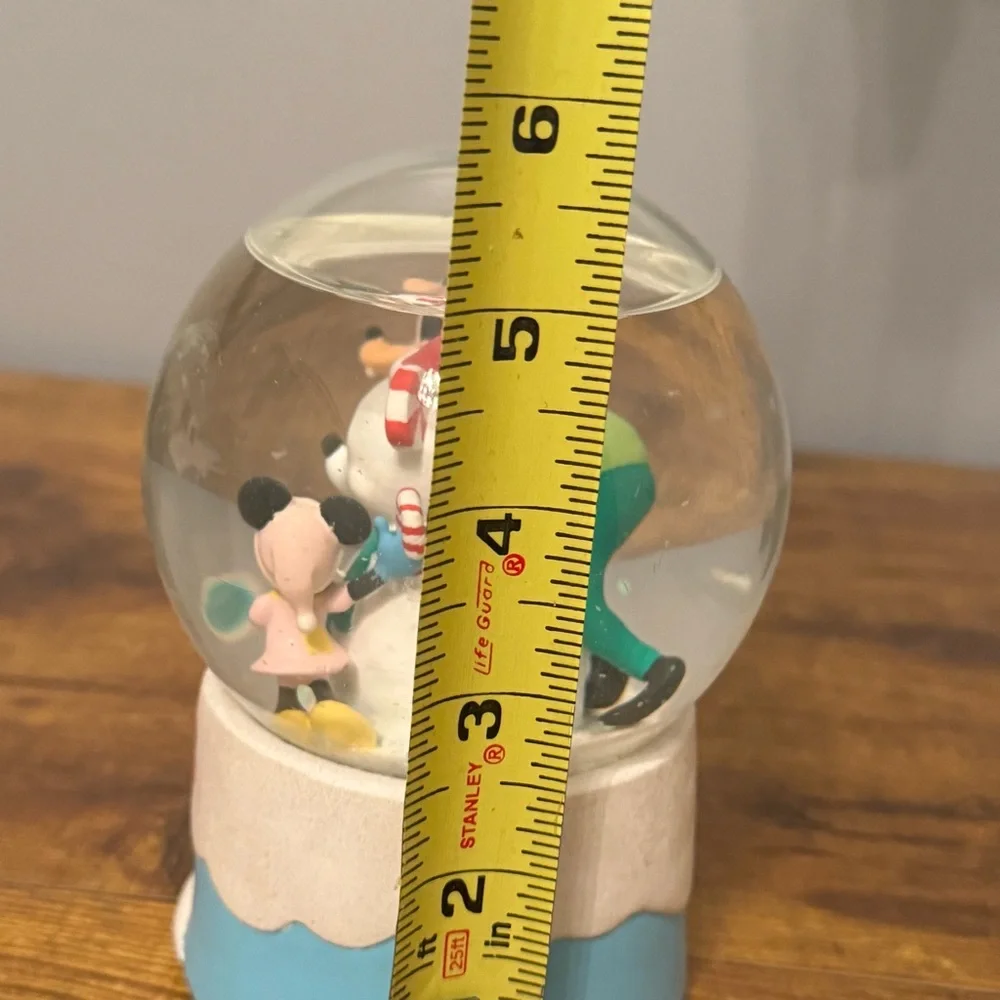 Disney Hallmark Musical‎ Snow Globe Christmas Candy Goofy Minnie Donald Mickey